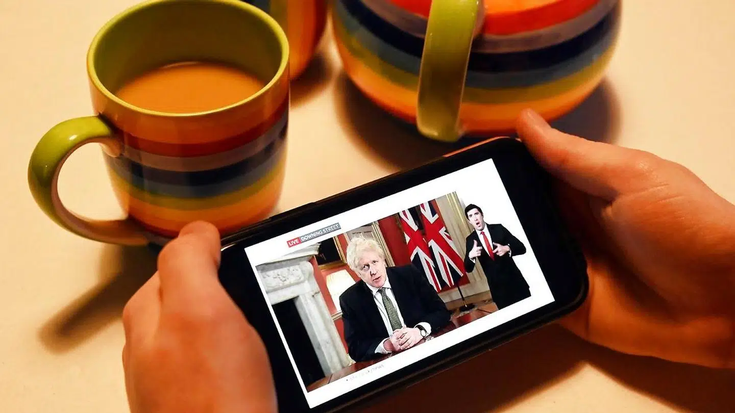 Den britiske premierminister, Boris Johnson, lukkede for nogle dage siden Storbritannien helt ned. Det skaber masser af problemer for børn, der ikke har tilstrækkelige internetabonnementer til at kunne følge med i undervisningen hjemmefra.