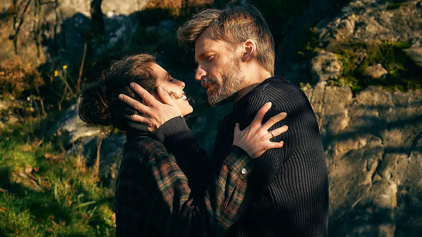 Katrine Geis-Rosenthal og Nikolaj Coster-Waldau er bollen og smørret i »Smagen af Sult«, der lader finere madlavning og svær kærlighed kogt sammen til en font af Christoffer Boe.