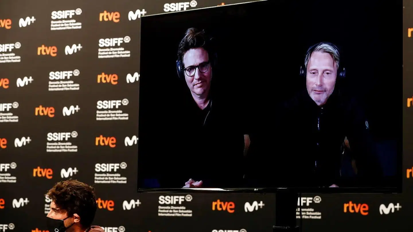 Den danske film »Druk«, som er instrueret af Thomas Vinterberg (til venstre) og har skuespiller Mads Mikkelsen (til højre) i en af hovedrollerne, kunne allerede ses på to danske piratkopitjenester, inden filmen, der har vundet stor hæder, havde premiere.