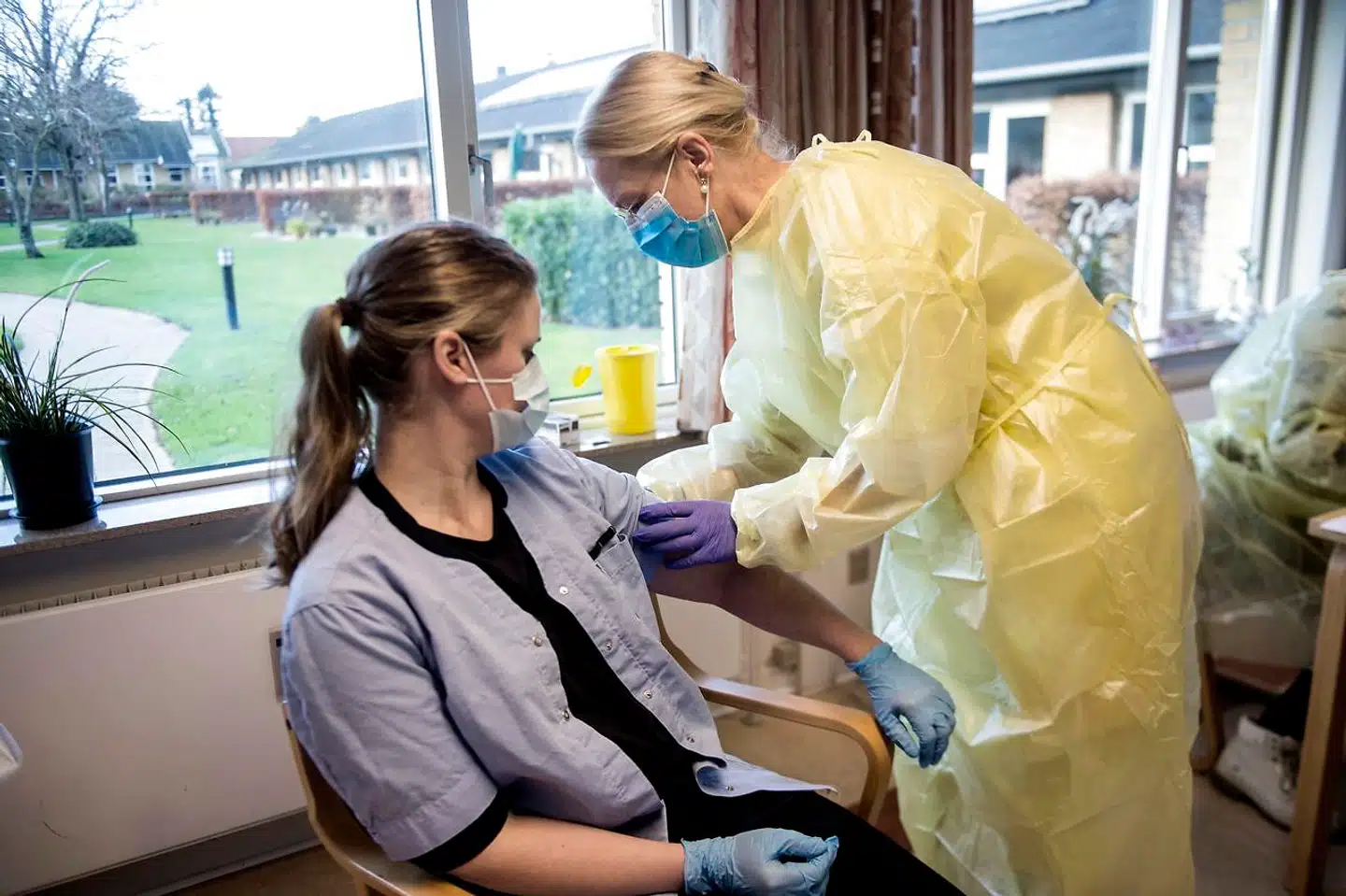 Det går hurtigere end først antaget med at vaccinere alle plejehjemsbeboere mod covid-19 første gang. Her er det beboere og ansatte på en række plejehjem i Svendborg Kommune, der bliver vaccineret søndag den 3. januar 2021.