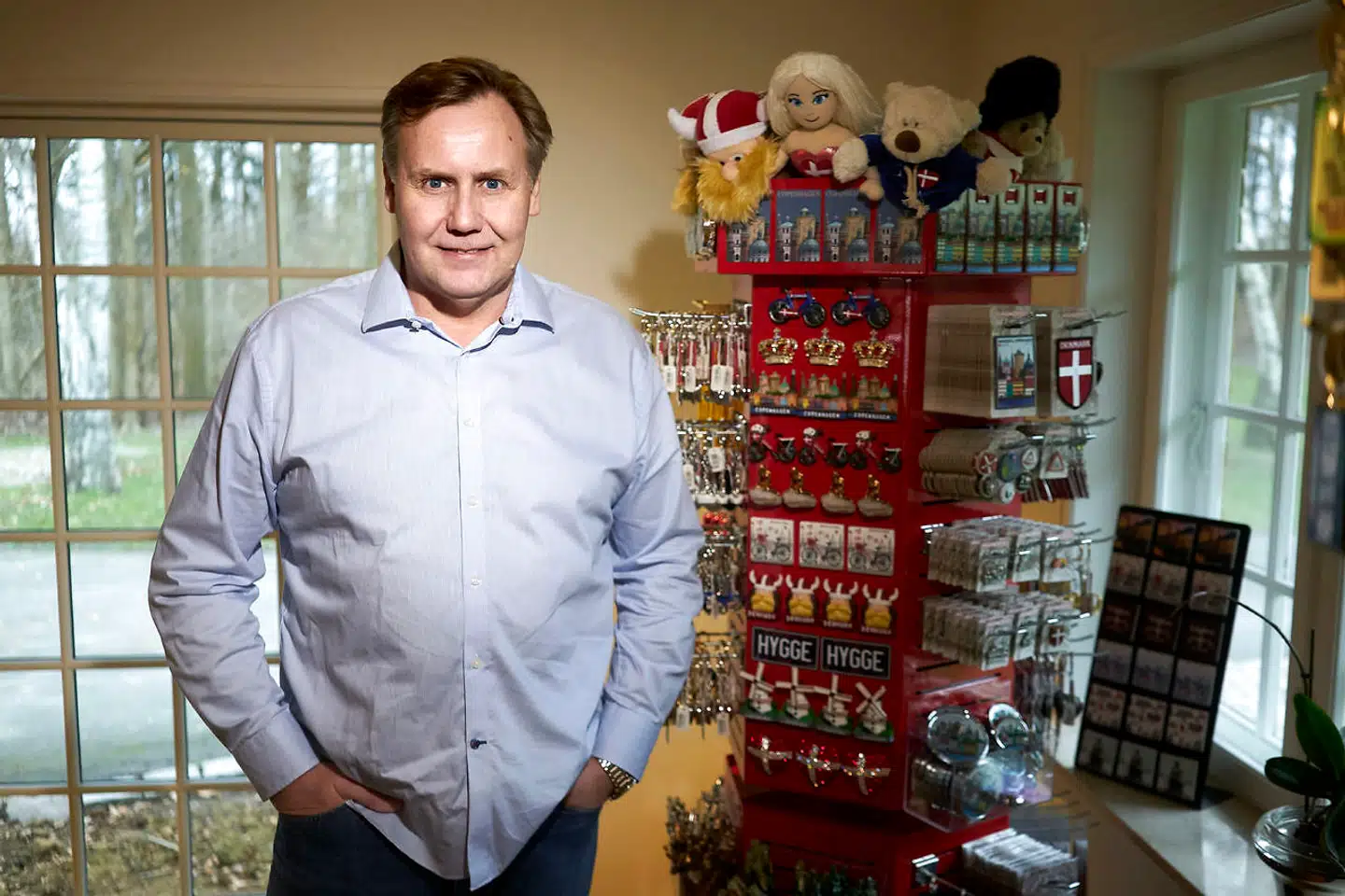 Royal Danish Vendors lever af udenlandske turister. For som medejer Søren Blaabjerg siger, sælger han det, »vi alle sammen ville grine lidt af, men selv ville købe med hjem, hvis vi var i udlandet«. Men turisterne er forsvundet og på trods af det, kan virksomheden ikke få kompensation.