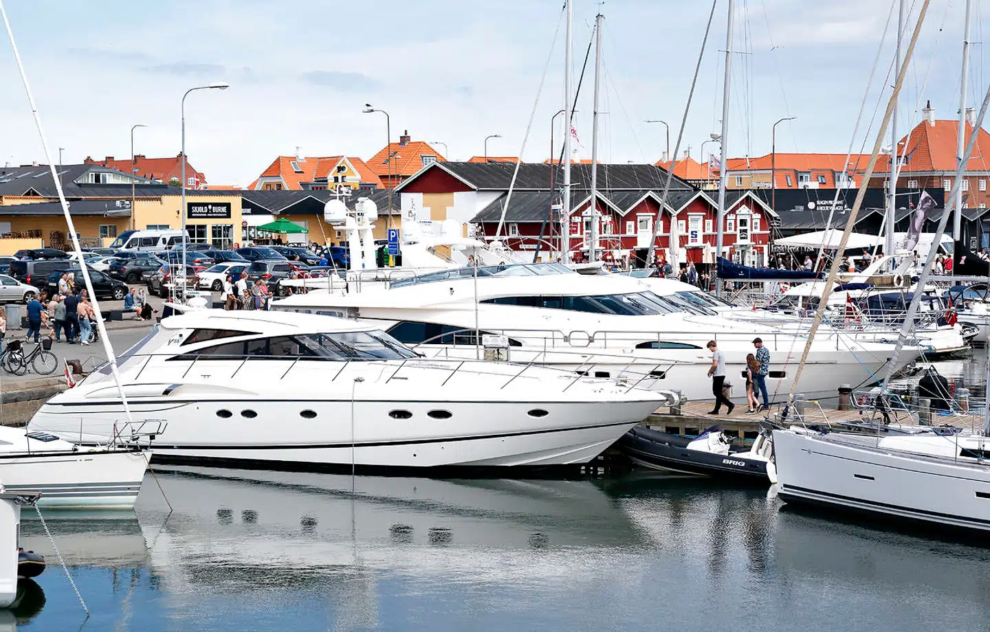 En stor del at Aarhus-vennegruppen ynder at give den gas i Skagen i uge 29. De var også afsted i 2020, hvor der med coronapandemien dog var skruet lidt ned for festlighederne. Bådene på havnen her har ikke noget med vennegruppen at gøre.