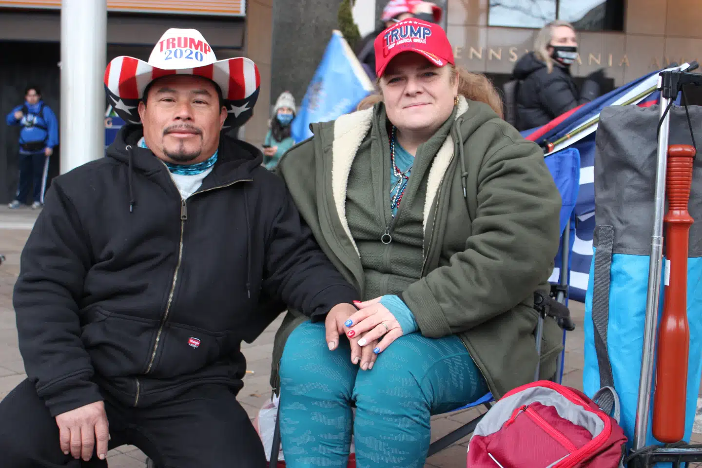 Sunny J. er taget hele vejen fra North Carolina sammen med sin mand, Santos Elvin, for at deltage i protesten imod Joe Bidens valgsejr, som parret ligesom Donald Trump mener er blevet »stjålet« fra præsidenten.