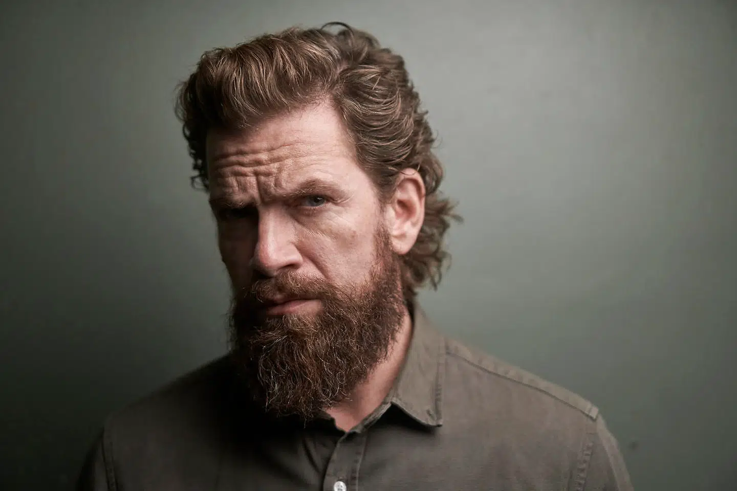 Der er sorte personer på den danske rolleliste til filmen »Sjæl«, heriblandt komikeren Melvin Kakooza og rapperen Al Agami. Det er derimod Nikolaj Lie Kaas, der lægger stemme til hovedrollen. Og det vækker både kritik og undren.