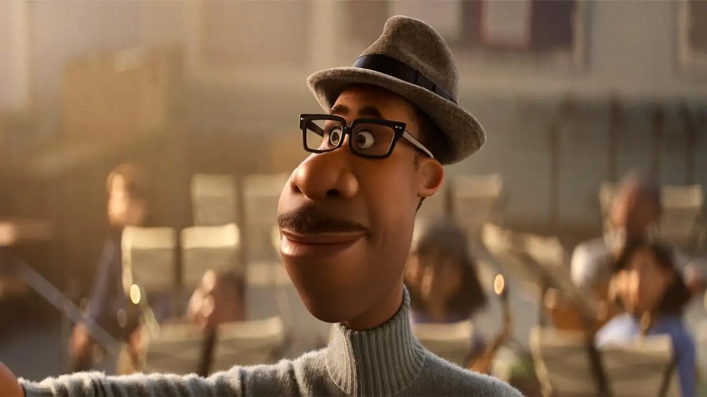 Med »Sjæl« har animationsstudiet Pixar for første gang en sort person i hovedrollen i en af sine film. Derfor vækker det opsigt, at en hvid skuespiller lægger stemme til karakteren i den danske versionering.