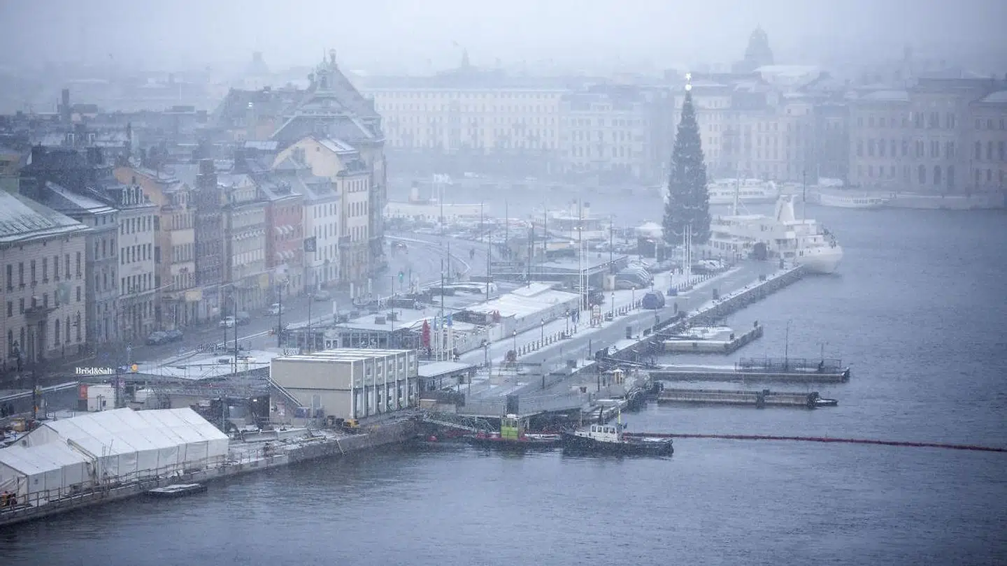 Det er en tradition i Sverige, at en skuespiller læser op af Alfred Tennysons digt i en transmission fra Skansen. Her et julesnedækket Stockholm.