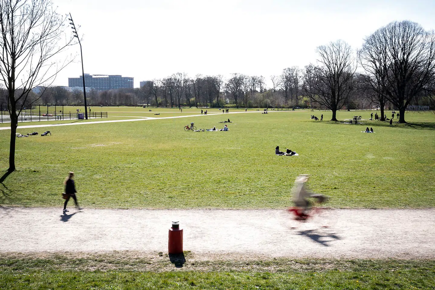 Forsamlingsforbuddet ventes at blive sænket fra ti til fem senere i dag.