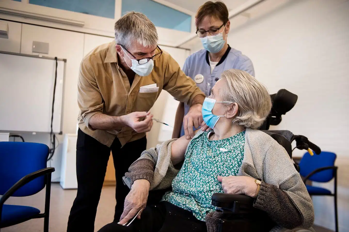 Første stik af coronavaccinen vil være givet til alle landets plejehjemsbeboere allerede fredag, såfremt beboerne har ønsket at få vaccinen. Det er hurtigere, end man først havde regnet med. Det betyder også, at man nu kan åbne for udrulning af vaccinen til den næste målgruppe.