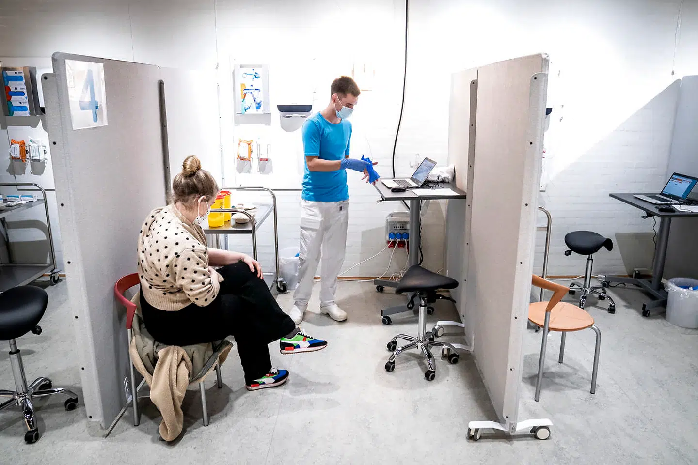 Sundhedspersonale vaccineres på Sjællands Universitetshospital i Roskilde. Danskernes frygt for coronavirus er steget, skriver Jyllands-Posten på baggrund af ny forskning.