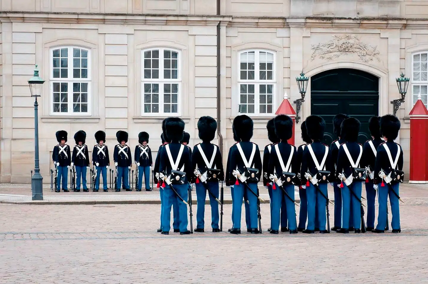 Den Kongelige Livgarde står vagt for den kongelige familie på Amalienborg.