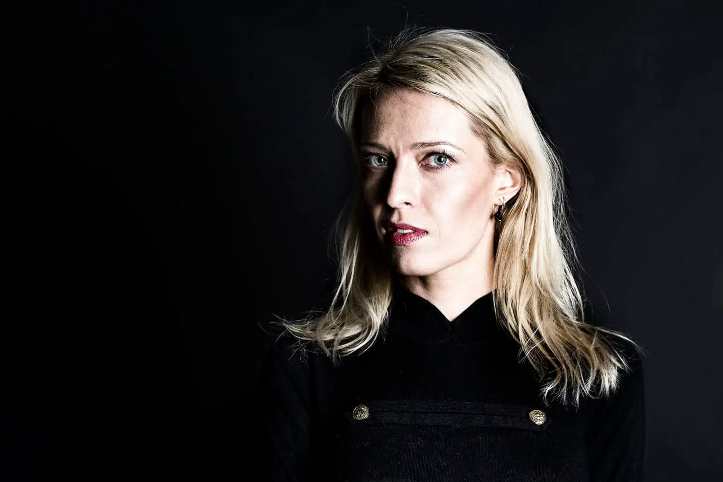 Sarah Engell tager let og velskrivende springet fra vedkommende ungdomsromaner til en nervepirrende thriller, mener Berlingskes anmelder.
