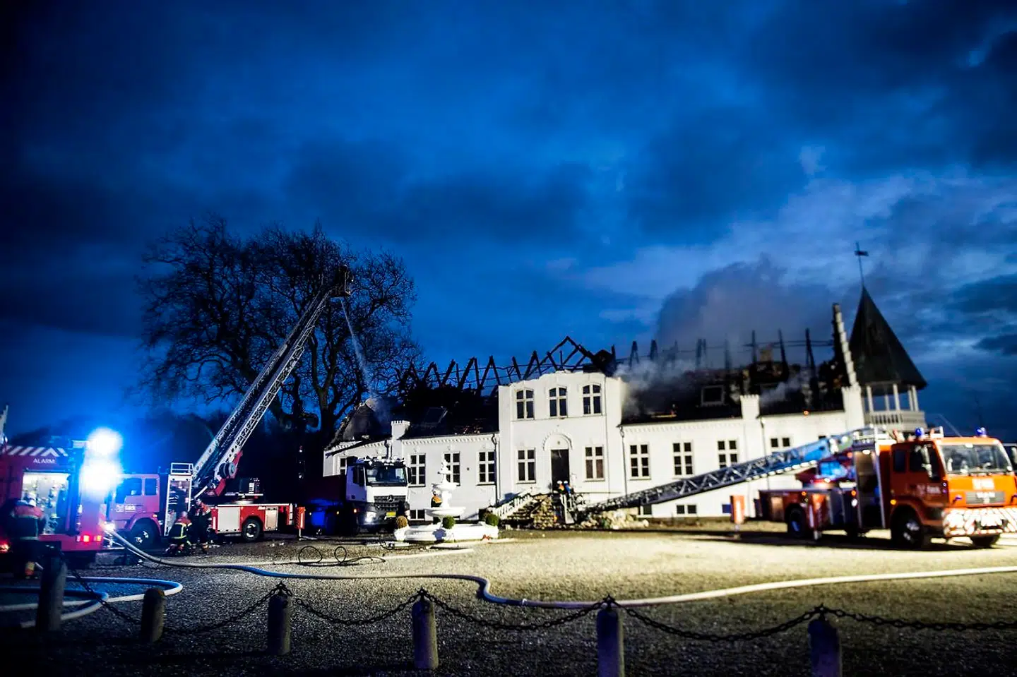 Godset Bjørnemose ved Svendborg brænder. Falck og Politi kommer til at arbejde en del timer endnu, inden branden er under kontrol. Bygningen vil blive bevogtet af Hjemmeværnet i nat og Politiets teknikere undersøger stedet Tirsdag. mandag den 4. januar 2021. (Foto: Tim Kildeborg Jensen/Ritzau Scanpix)