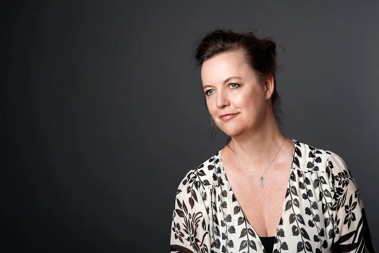 Umiddelbart er »Det samme og noget helt andet« en beretning om at miste dem, vi elsker. Katrine Marie Guldager mister som 21-årig både sin far og sin veninde i løbet af en uge, og de to begravelser udgør en af de indgange til voksenlivet, man godt kunne have været foruden. Men »Det samme og noget helt andet« handler også om at blive til, både som menneske og som forfatter, og den handler om at erhverve sig retten til sandheden om sit eget liv.