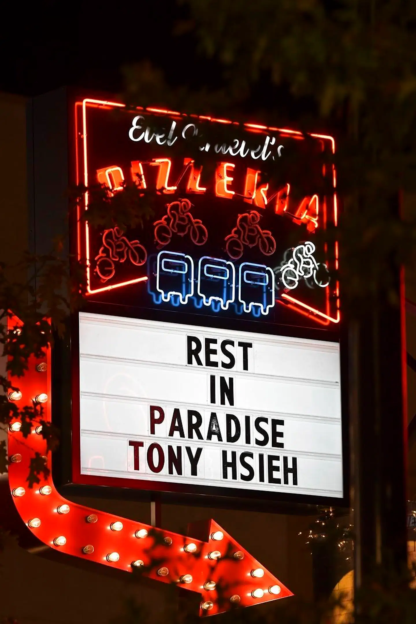 Adskillige steder i Las Vegas bredte hyldesterne til Tony Hsieh sig efter hans død, en tak for hans store arbejde for at puste nyt liv i en forsømt del af den kendte amerikanske spilleby. »Hvil i paradis, Tony Hsieh« står der på dette skilt.