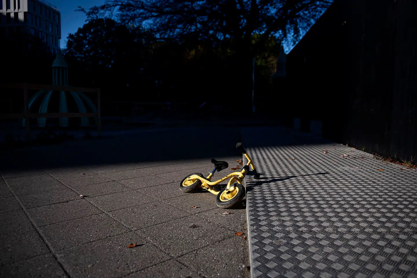 »Det kan ikke passe, at vi skal måles på, hvor mange børn vi anbringer, hvor tidligt det sker, og om vi overholder alle mulige proceskrav. Vi vil måles på, om børn og familier trives bedre,« skriver Tine Vesterby Sørensen, Anton Rasmussen og Mads Larsen.