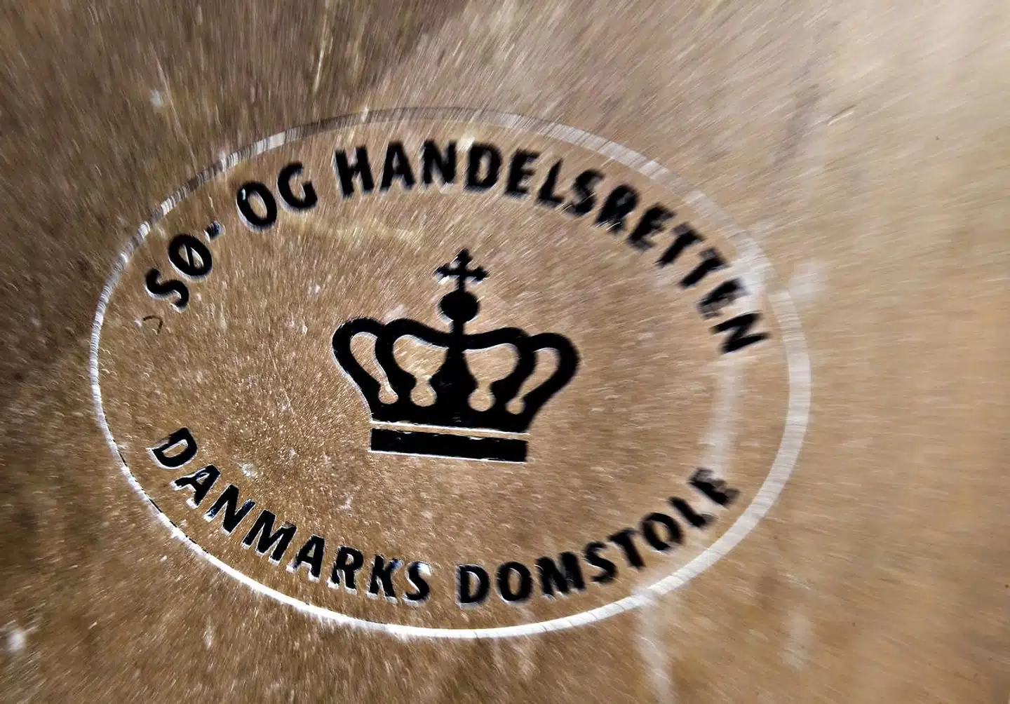 Sø- og Handelsretten har fyret to af sine betroede kuratorer på grund af inhabilitet. Nu forlanger – og får – den ene millionsalær.