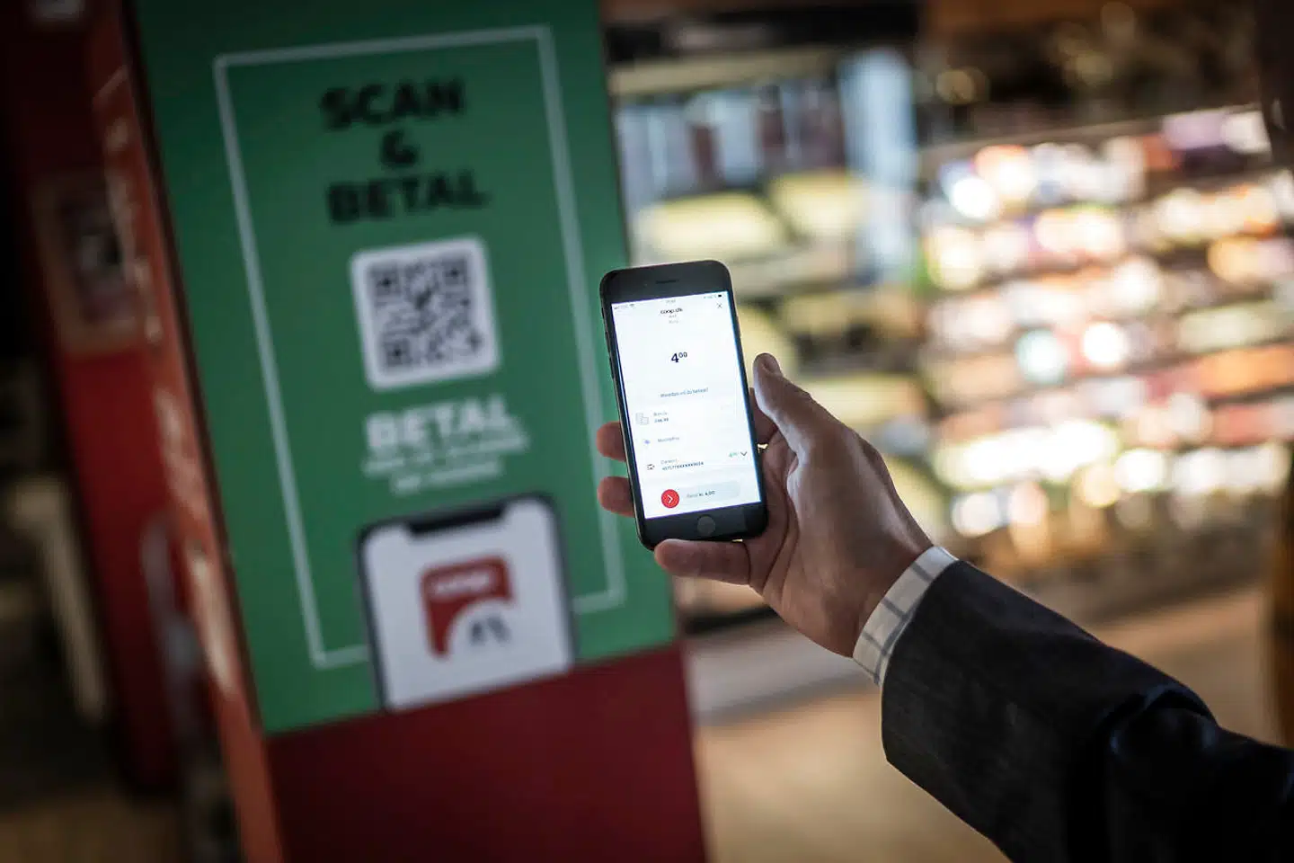 Flere undgår kassekøen ved at bruge »Scan og Betal Selv« i næsten alle Coops godt 1000 butikker. Derved kan man undgå kassekøen og komme sine varer direkte ned i indkøbsnettet. Man betaler via en app på sin telefon. ARKIV