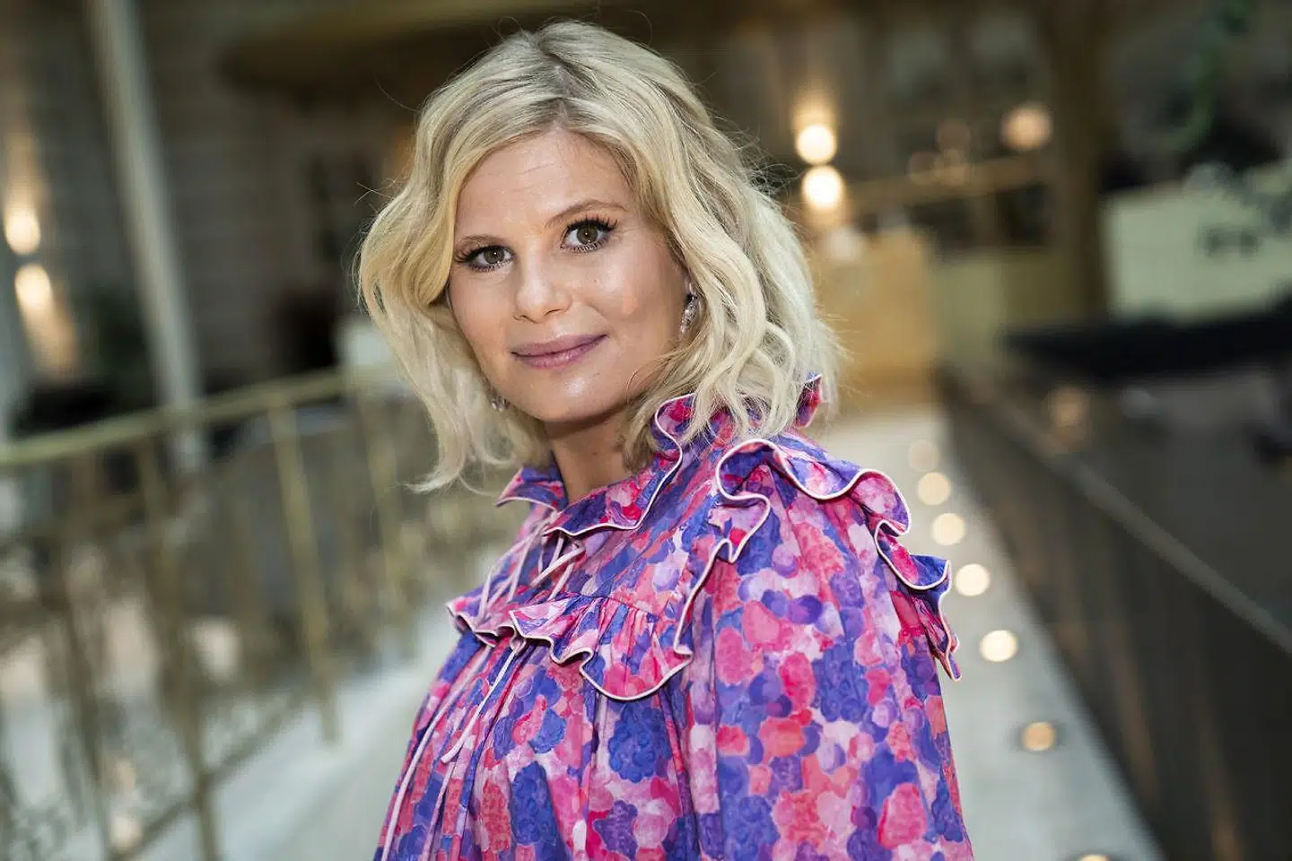 Vi bør sætte en nye samtale i gang i kølvandet på Sofie Lindes genstart af sexismedebatten. Samtalen skal handle om, hvad magten gør ved dem, der har den, mener Karen Bro.