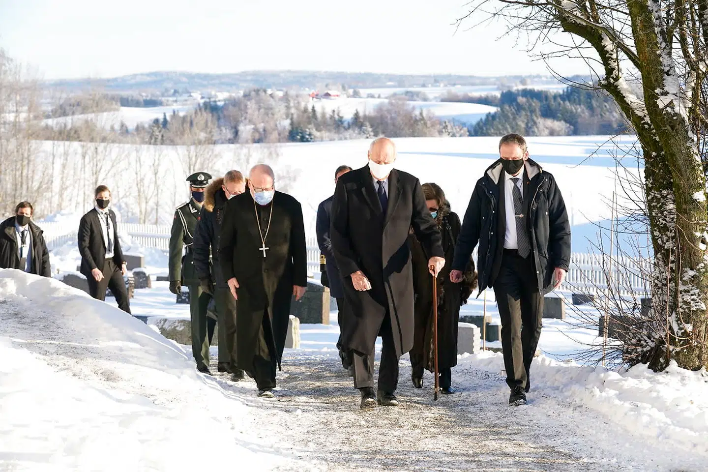 Endnu en person er fundet død efter et jordskred i Gjerdrum, der skete natten til onsdag. Her ankommer den norske kong Harald, dronning Sonja og kronprins Haakon til Gjerdrum Kirke for at tænde lys for ofrene.