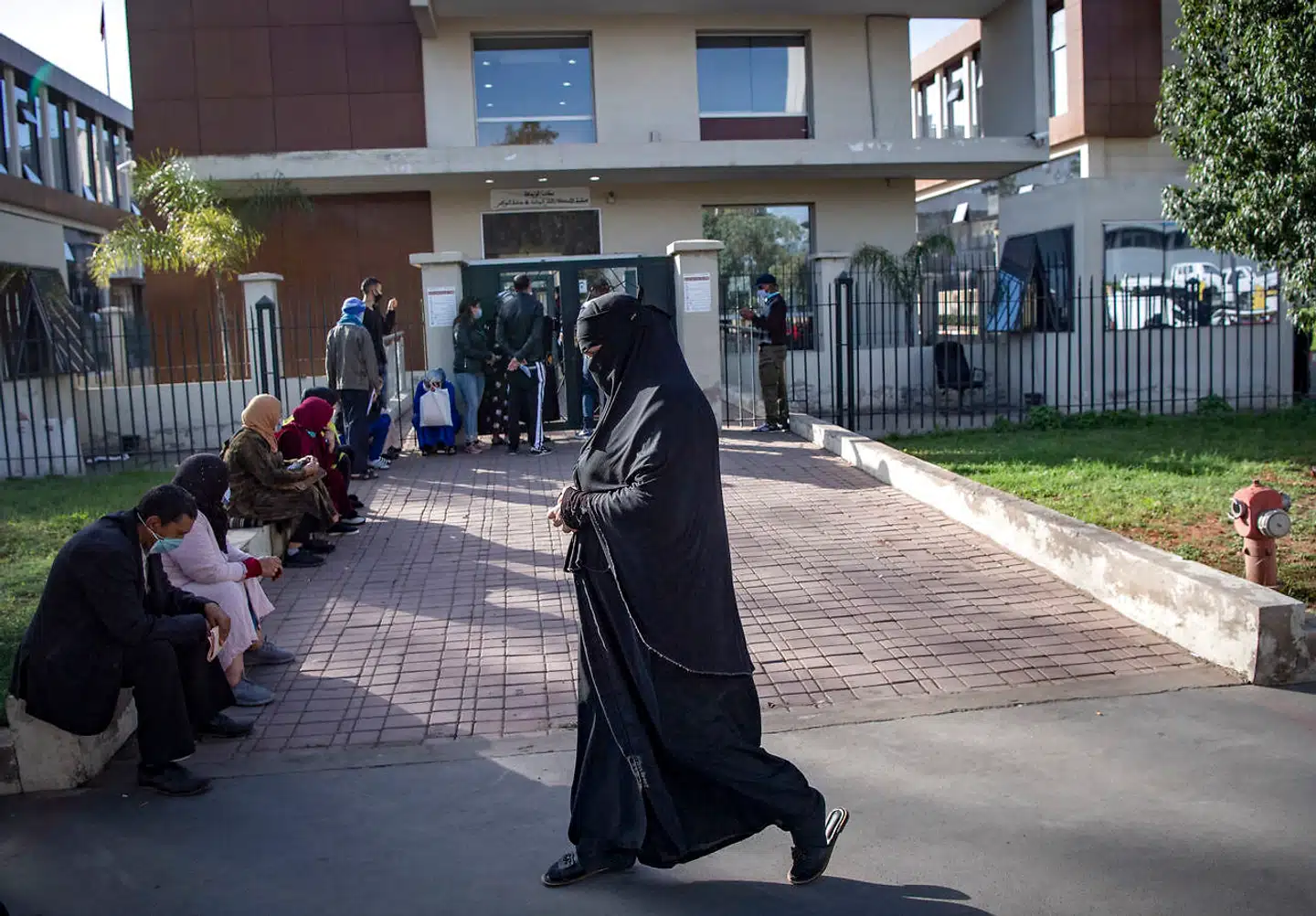 En kvinde passerer retsbygningen i Casablanca, hvor den marokkanske retssag mod Said Mansour fandt sted sidste år.