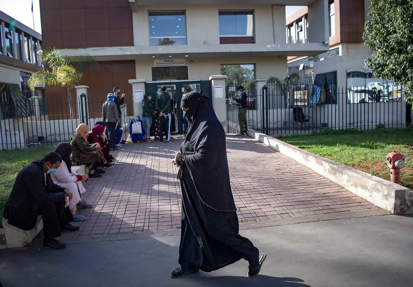 En kvinde passerer retsbygningen i Casablanca, hvor den marokkanske retssag mod Said Mansour fandt sted sidste år.