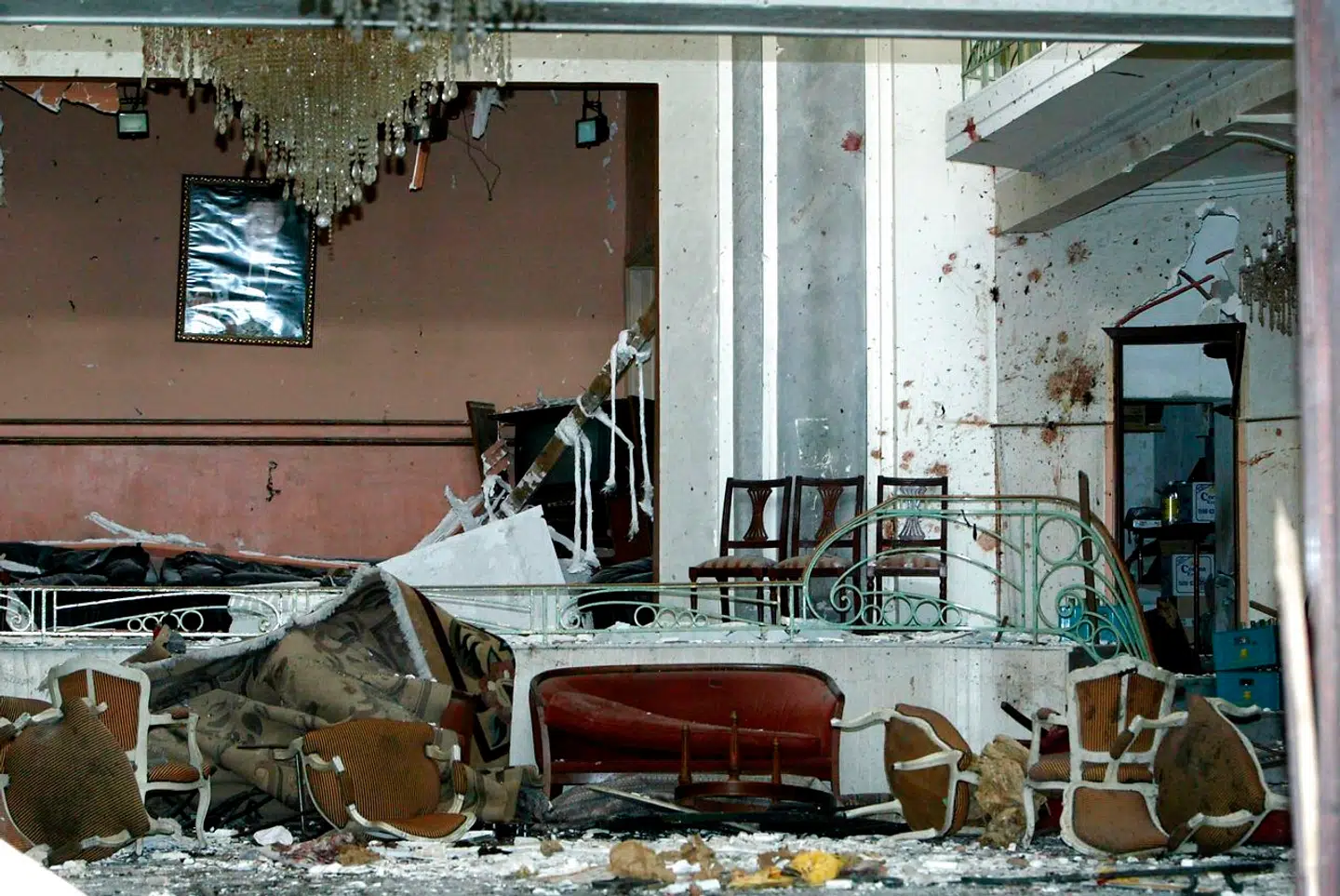 Under terrorangrebet i Casablanca i 2003 rettede selvmordsbombere koordinerede angreb mod flere lokaliteter i byen. På billedet ses et jødisk forsamlingshus efter angrebet.