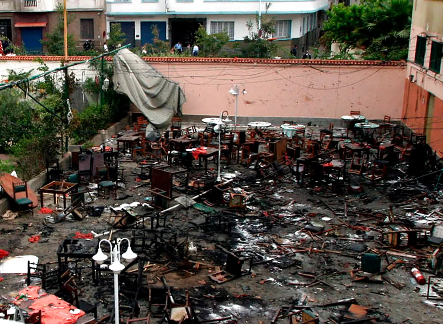 Et andet af de fem lokaliteter, selvmordsbomberne angreb i Casablanca i 2003, var en udendørs spansk restaurant. På billedet ses restauranten dagen efter.