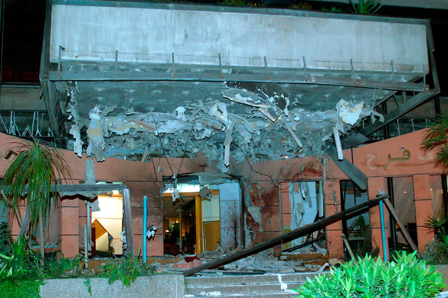 Et tredje sted, selvmordsbomberne angreb i maj 2003, var Hotel Safir. Her ses hotellets facade efter bombesprængningen.