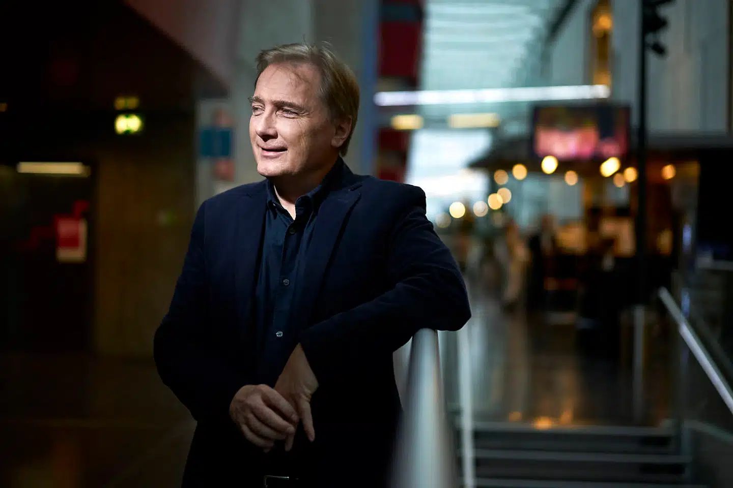 »Vi danskere hører til den mest privilegerede promille af befolkningen på Jorden, og Shu-bi-dua forstod at føle livsglæde og være taknemmelig over, at solen skinner over os hele tiden. De hældte enormt meget god energi ud gennem højttalerne,« siger Peter Qvortrup Geisling, der her er fotograferet i DR Byen.