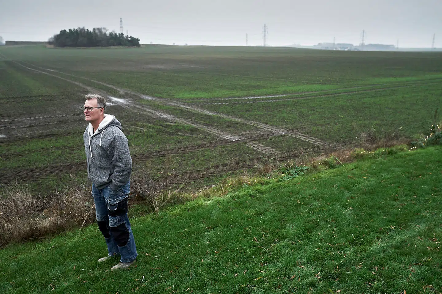Kenneth Larsen foran marken ved hans sommerhus i Dalby Huse, hvor Frederikssund Kommune og virksomheden GreenGo Energy ville anlægge en 170 hektar stor solcellepark. Nu har Frederikssund Kommune droppet projektet: »Der er mange, der bare spiser af hånden, men det gør jeg altså ikke. Jeg vil gerne undersøge tingene først. Der er mange eksperter i verden, der siger både det ene og det andet, men jeg synes, man skal kigge på det kritisk selv. Hænger tingene sammen, som man får at vide, eller hvad?«