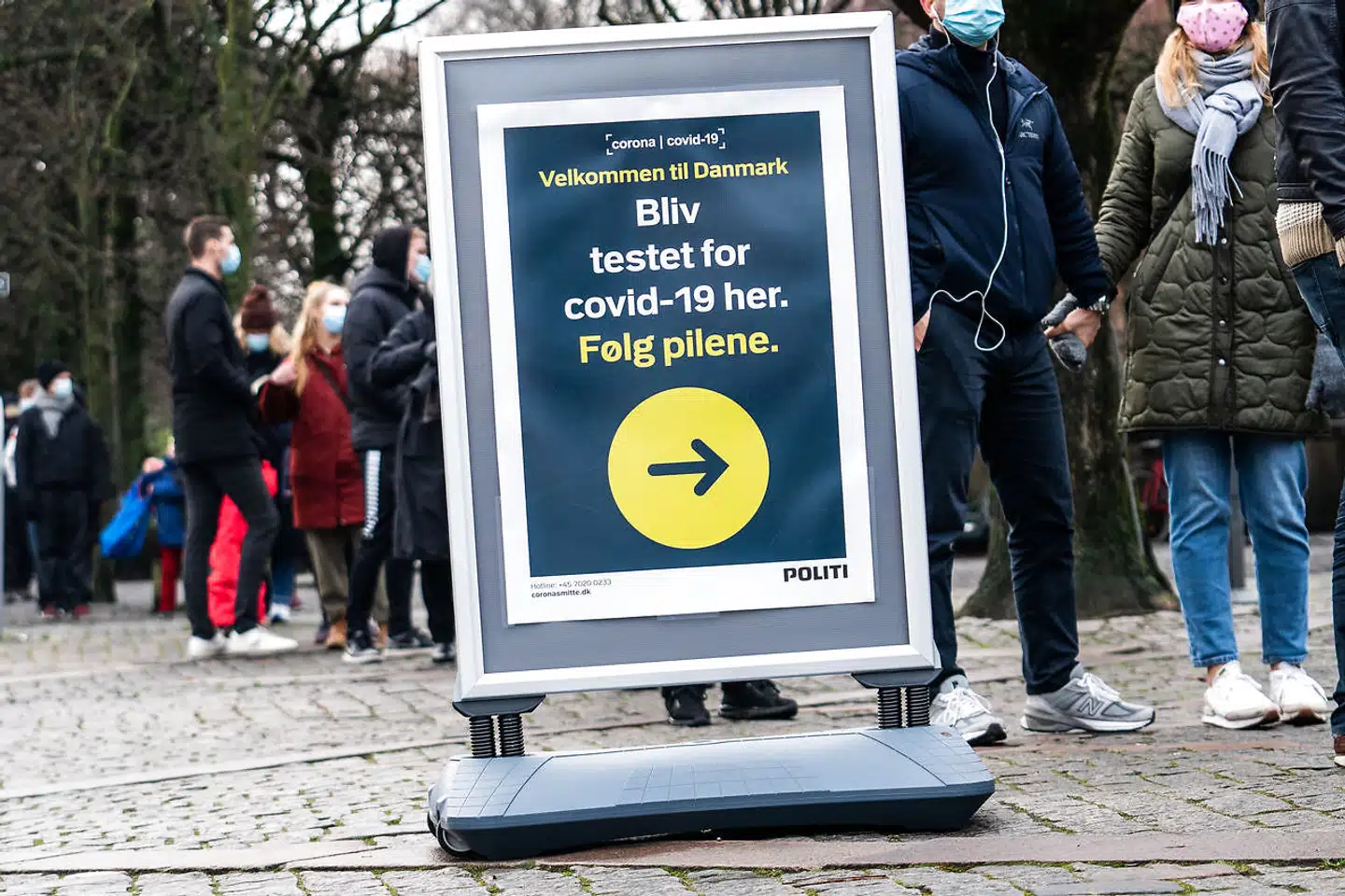 Arkvfoto: Folk venter i lang kø ved testcenter på Frederiksberg Rådhus, fredag den 18. december 2020. Region Hovedstaden har etableret et mobilt testcenter på rådhuset, hvor borgerne kan blive testet for covid-19, coronavirus.. (Foto: Emil Helms/Ritzau Scanpix)