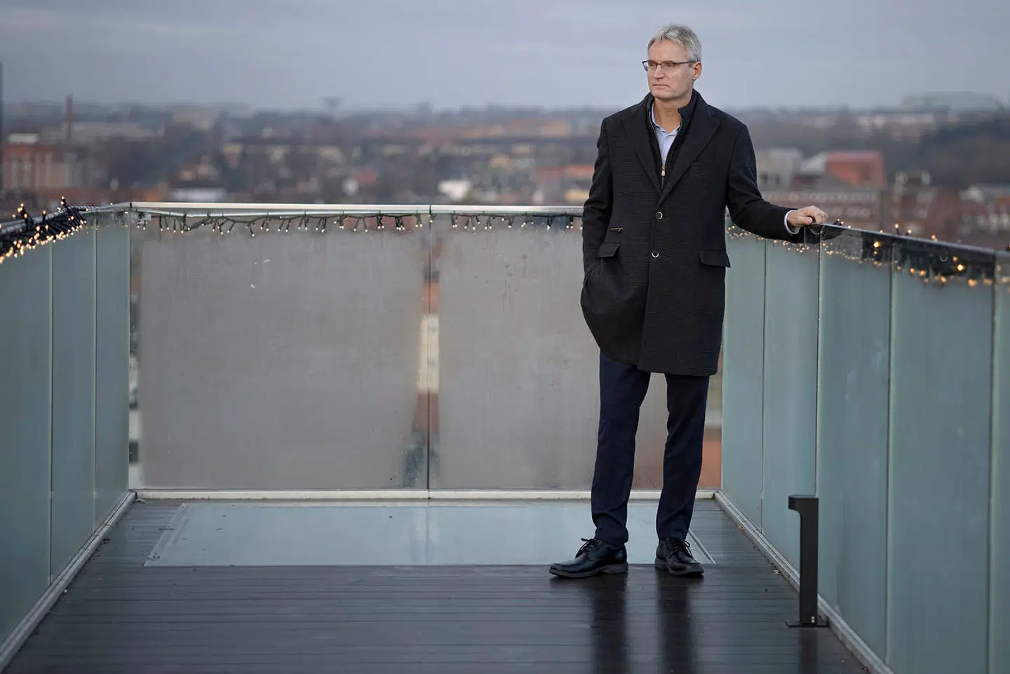 Per Bank opfordrer danskerne til at handle i de fysiske butikker: »Og det er ved at være nu. For hvis vi ikke gør noget nu, så overlever butikkerne på de forskellige strøg i byerne ikke,«.siger han.