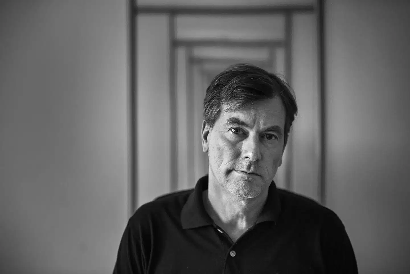 »I dette limbo kunne man vel enten bide tænderne sammen, passe sin dont, sig selv og sin lille flok – eller hårdnakket påstå, at det hele var en ondsindet konspiration udtænkt af Bill Gates og en eller anden kreds af rige finansjøder og pædofile! Jo, verden var virkelig alvorligt syg,« konstaterer forfatter Benn Q. Holm.