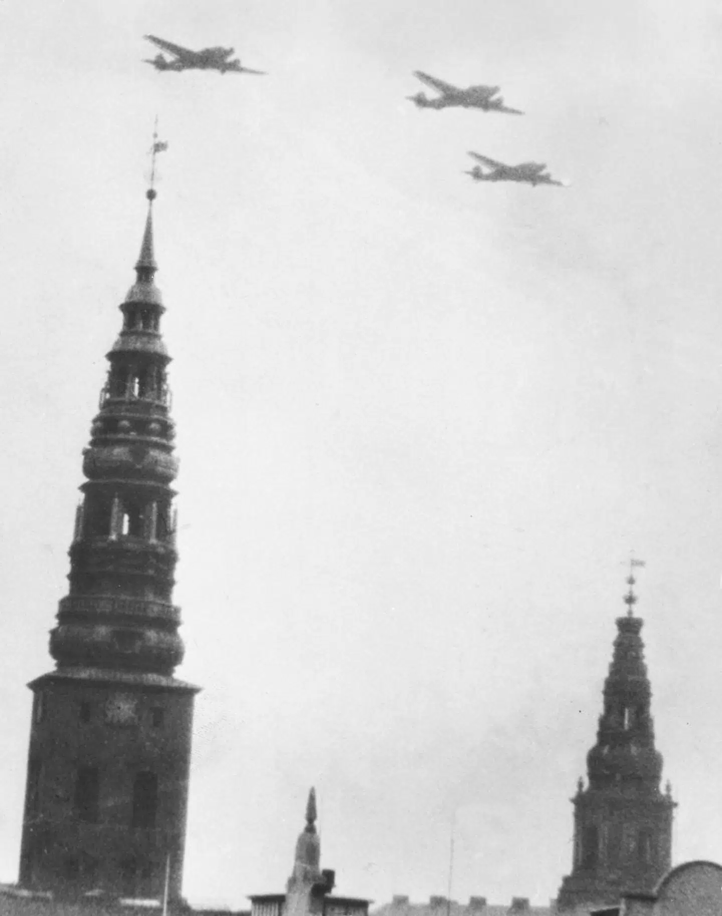 »Danmark nåede vist aldrig at løbe tør for toiletpapir, omvendt var sundhedsvæsenet uhyggelig tæt på at blive løbet over ende. Ja, coronaen rasede, men vi oplevede aldrig hverken italienske eller amerikanske tilstande. Endnu engang udgjorde vi en slags Flødeskumsfront.« Foto: Tyske fly over København 9. april 1940. Besættelsen af Danmark er i gang og slutter først 5 maj 1945.