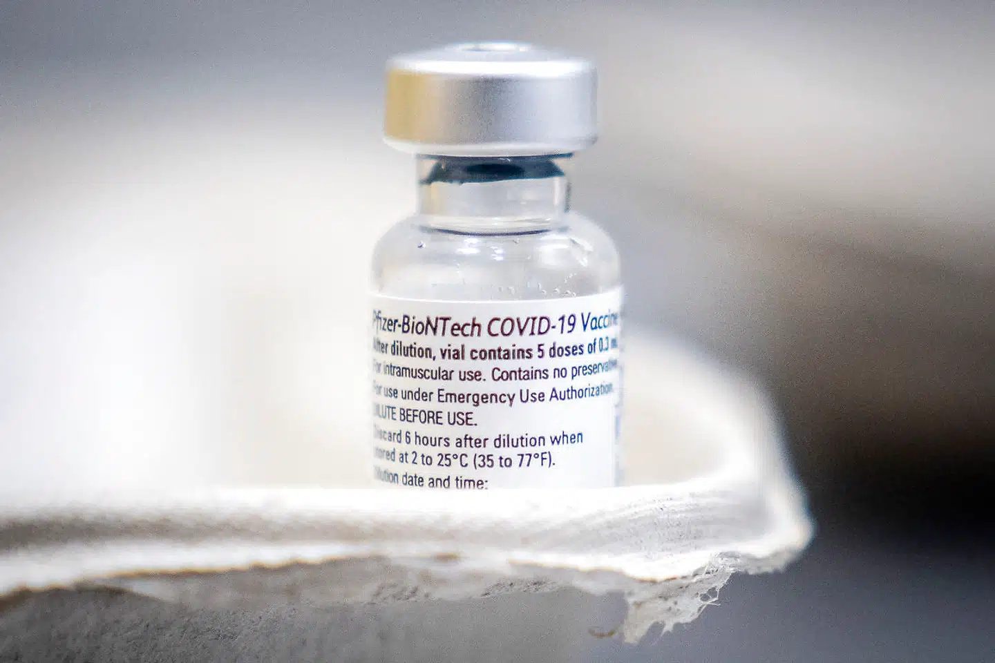 Søndag begyndte vaccinationen af de danskere, der skal have en af de første doser coronavaccine. Der er ikke noget, der indikerer, at N501Y er resistent over for de godkendte vacciner.