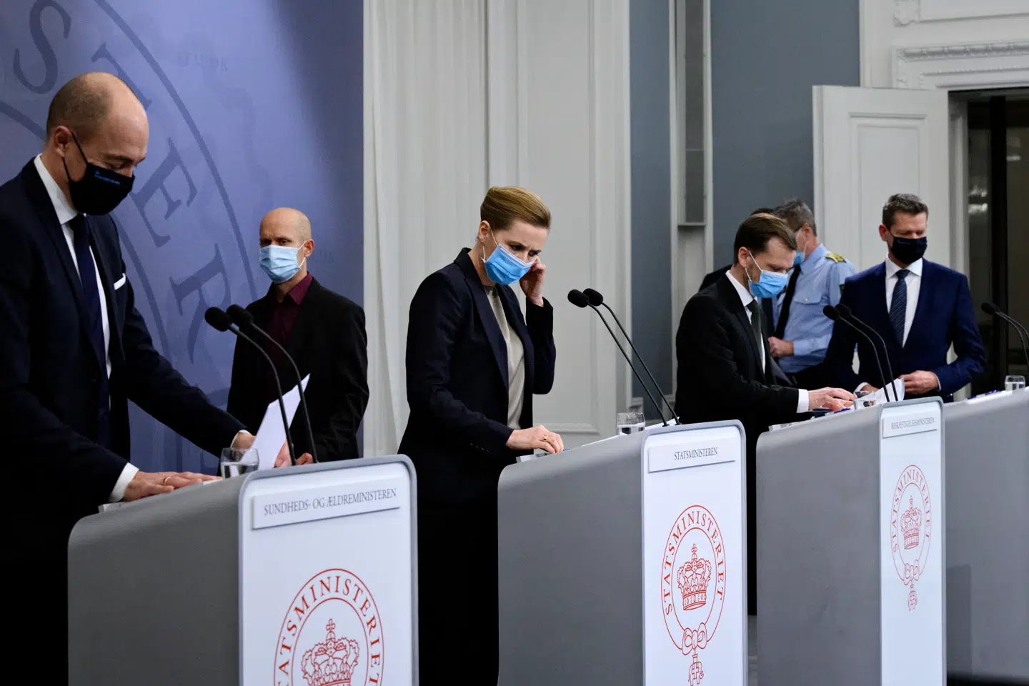 Statsminister Mette Frederiksen (S) samt direktør i Statens Serum Institut (SSI) Henrik Ullum og sundheds- og ældreminister Magnus Heunicke (S) ved pressemødet 29. december 2020. Her nævnte Henrik Ullum, at SSI har fokus på den nye virusvariant.