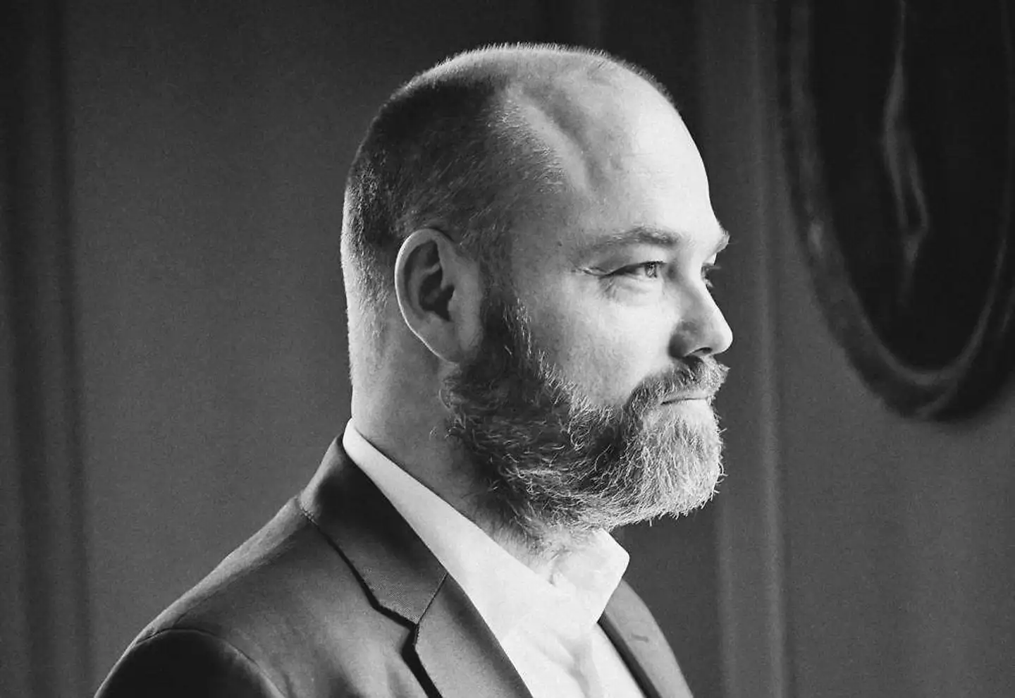 Bestseller-ejer Anders Holch Povlsen (billedet) bliver mødt af kraftig kritik fra flere sider. Erhvervsmanden Ole Steffensen finder det moralsk forkert, at Bestsellers lejere, medarbejderne og staten skal betale prisen, når Anders Holch Povlsen har aktiver for mange milliarder i sit holdingselskab.
