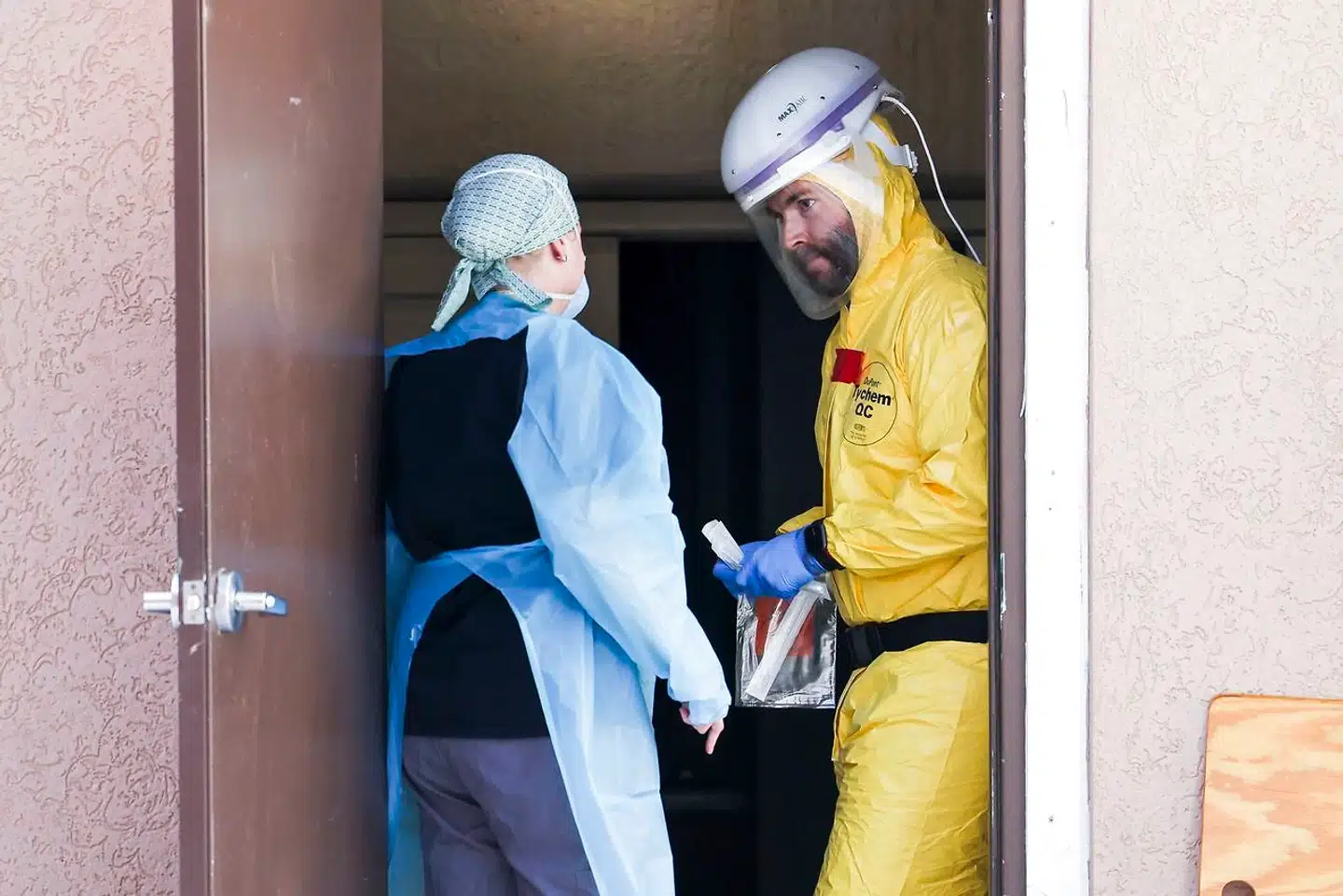 Personale står i døren til Good Samaritan Society, det plejehjem, den amerikanske soldat var udsendt til, kort inden han viste sig at have den mere smitsomme variant af covid-19.