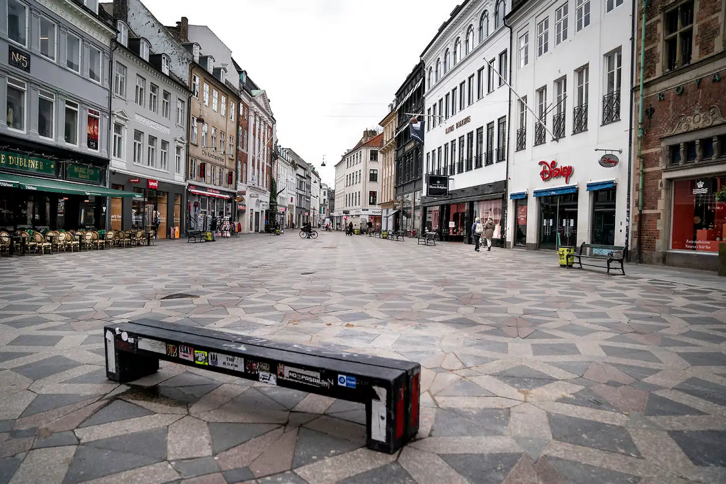 Byrummet har været stort set tomt, siden Danmark lukkede ned pga. coronavirussen. Men butikkerne får stadig tilsendt en lind strøm af varer.