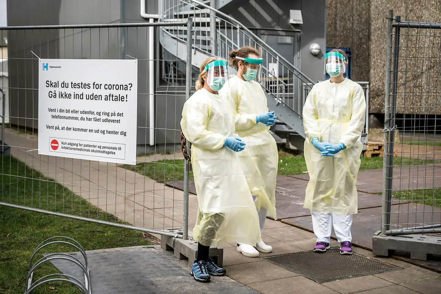 De første danske patienter bliver i øjeblikket behandlet med det eksperimentale lægemiddel remdesivir på infektionsmedicinske afdelinger rundtom i landet, heriblandt også på Rigshospitalet, som koordinerer forsøgene på europæisk plan. Her ses Infektionsmedicinsk Akutmodtagelse på Rigshospitalet i København.