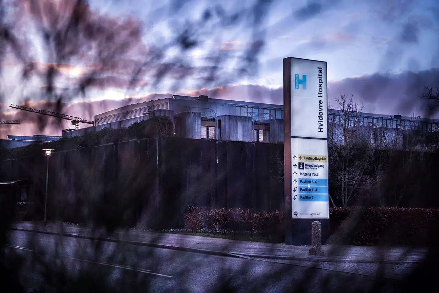 »Vi kan mærke, at folk løber hurtigt og bemandingsplanen er presset til det yderste,« lyder det fra vicedirektør på Hvidovre Hospital. Mandag var knap 1.000 medarbejdere hjemme i hele Region Hovedstaden på grund af coronarelateret fravær, og tilbageværende personale må løbe ekstra stærkt.