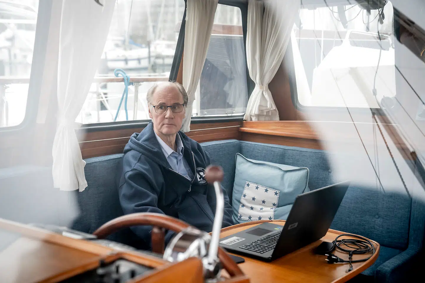 Klaus Schlichter kæmper en indædt kamp for at bevare Margretheholm Havn, som er truet på sin overlevelse af det store ø-projekt Lynetteholmen. »Jeg føler mig dybt ramt af den arrogante behandling, som vores havn udsættes for af det offentlige,« lyder det fra det mangeårige medlem af sejlklubben.