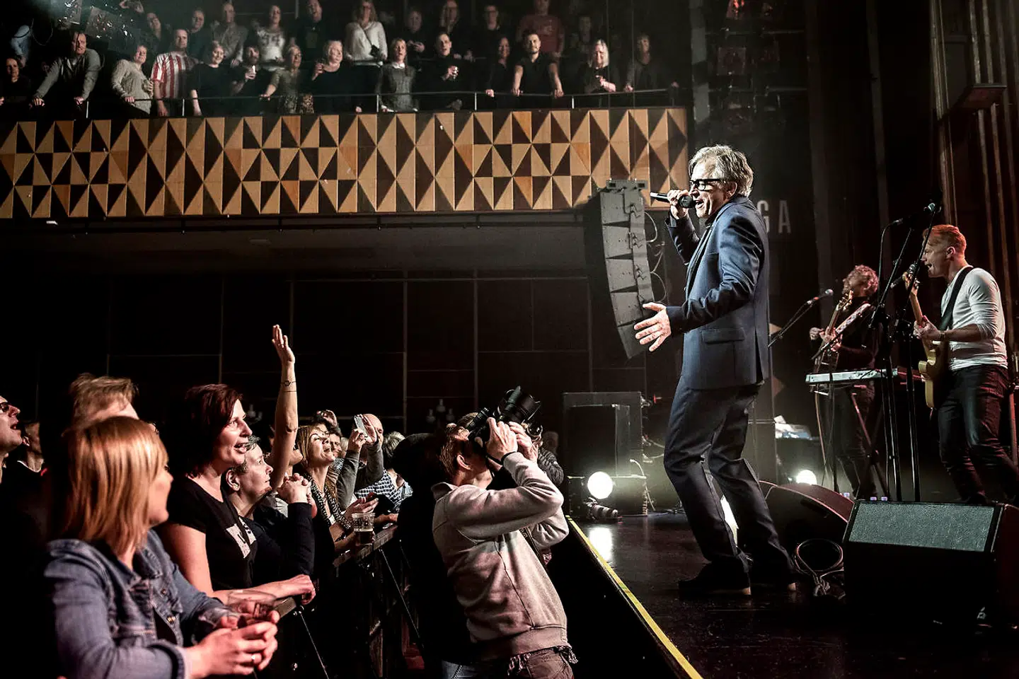 »Det er frustrerende at være i, og vi må gå ud fra, at der sandsynligvis kommer nye restriktioner igen fra 17. januar. Planlægningen er fuldstændig umulig for spillestederne. Det kræver tid at forberede koncerter og sælge billetter,« lyder det fra Esben Marcher, Dansk Live.