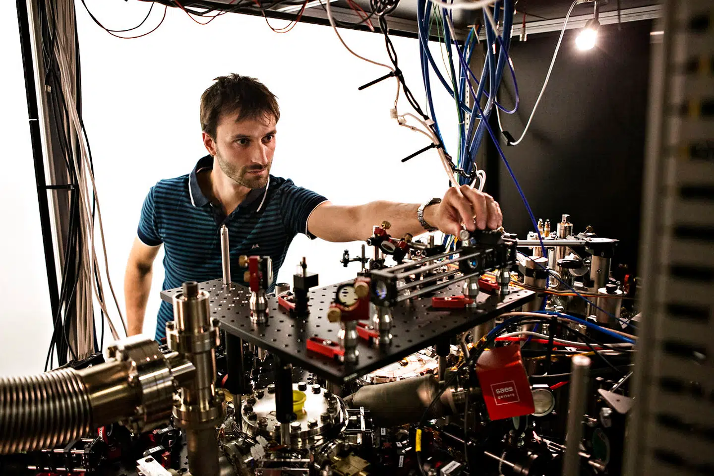 Jacob Sherson er professor MSO i fysik på Aarhus Universitet. Med hjælp fra tusindvis af computerspillere undersøger han blandt andet potentialet i den menneskelige intuition, når det gælder kvantefysiske udfordringer. Sherson er her fotograferet ved en tidligere lejlighed.