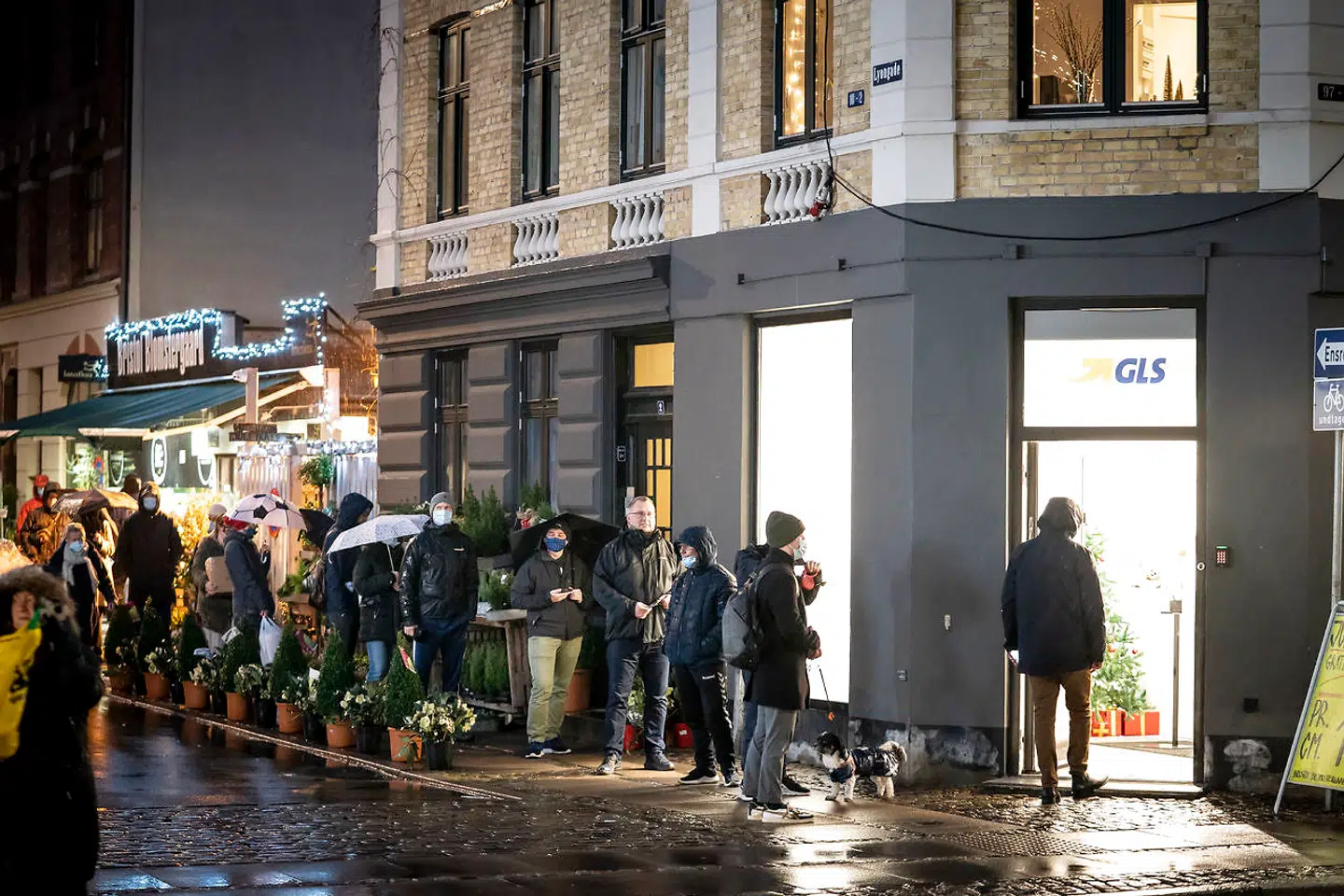 Netbutikker i massevis er skudt op under coronakrisen og har blandt andet medvirket til at skabe kø foran pakkeudleveringsstederne, her på Amagerbrogade i København, torsdag 17. december 2020.