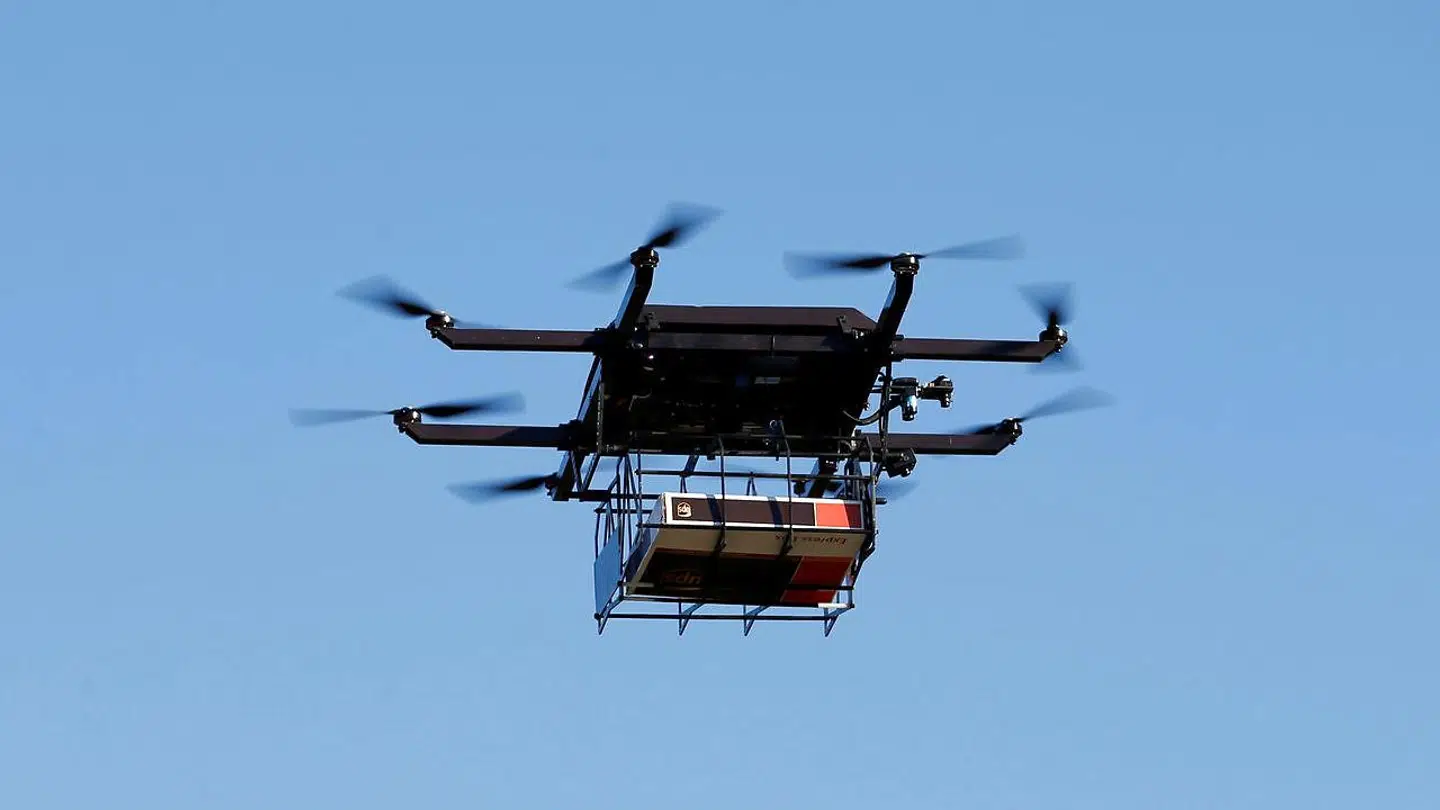 En drone er på vej med bestilte varer, her under en afprøvning i Lithia i Florida, USA.