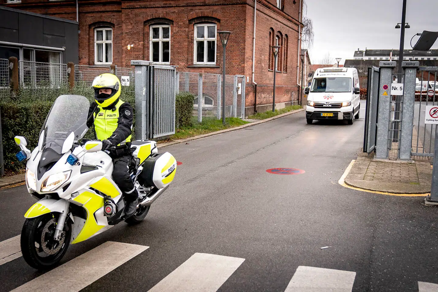 Nogle af de første biler med vacciner forlader Statens Serum Institut i København.