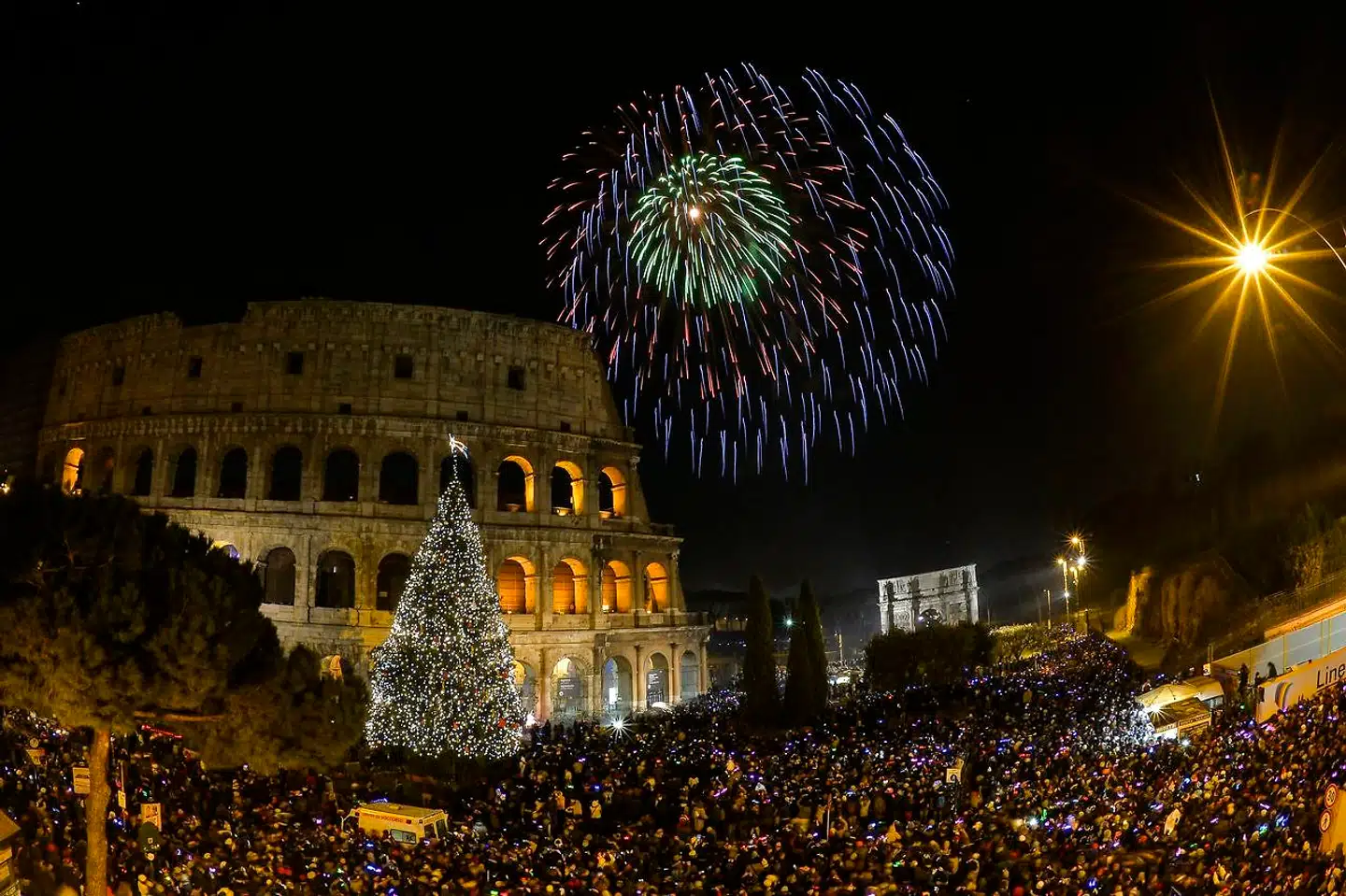 Sådan så festen ud i Rom ved udgangen af 2014, da hundredtusindvis af mennesker mødte op ved Colosseum for at skyde det nye år ind. I år bliver det helt anderledes.