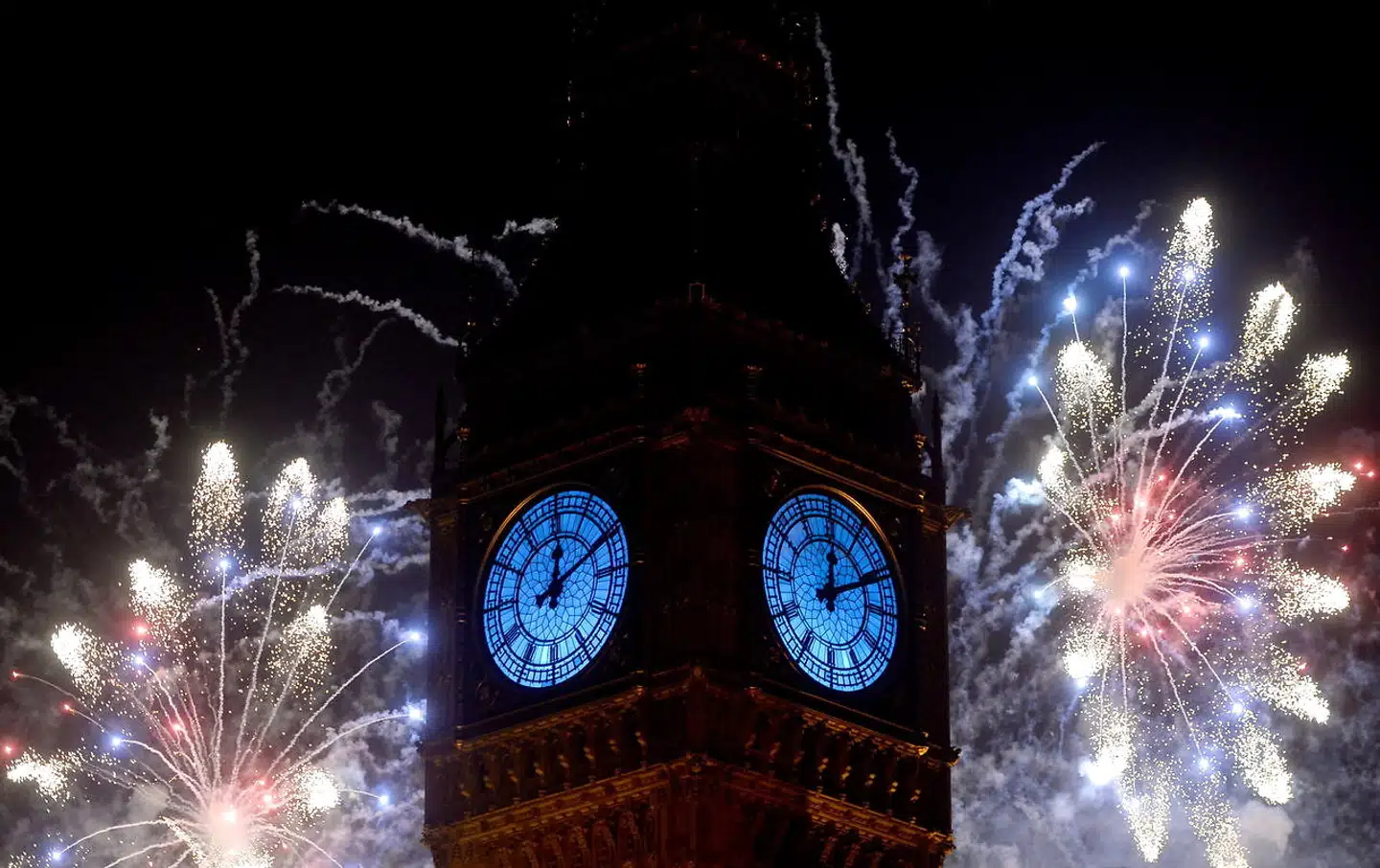 London plejer at skyde det nye år ind med et overordentligt brag af en gadefest. I år må festgæsterne se fyrværkeriet i fjernsynet.
