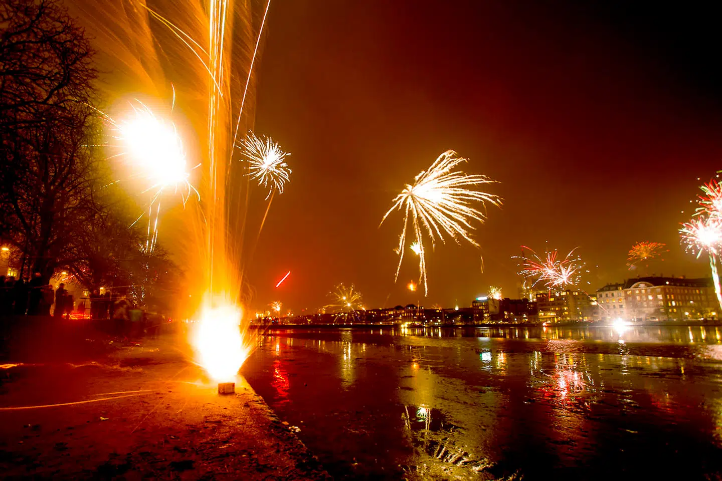 Nytår 2014 med masser af fyrværkeri ved søerne i København. Nu lufter topchef i Region Hovedstaden tanken om at aflyse årets fest. Arkivfoto: Bax Lindhardt/Ritzau Scanpix